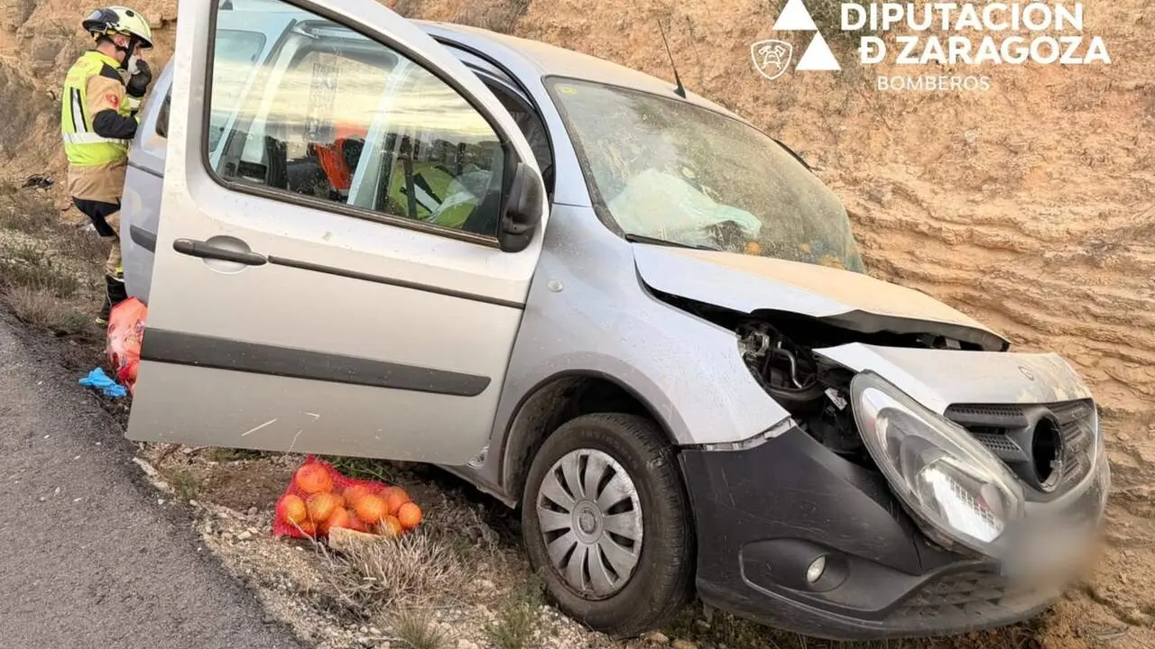 Los Bomberos de la DPZ excarcelaron a la conductora del veh&iacute;culo. / DPZ