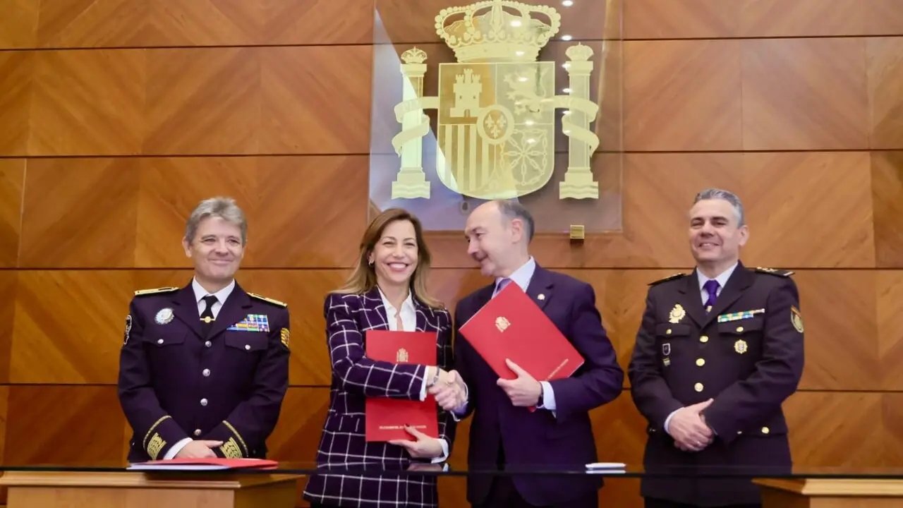 La alcaldesa Natalia Chueca junto al Delegado del Gobierno en Arag&oacute;n, Fernando Beltr&aacute;n en la firma de la adhesi&oacute;n al sistema Viog&eacute;n. /AZ