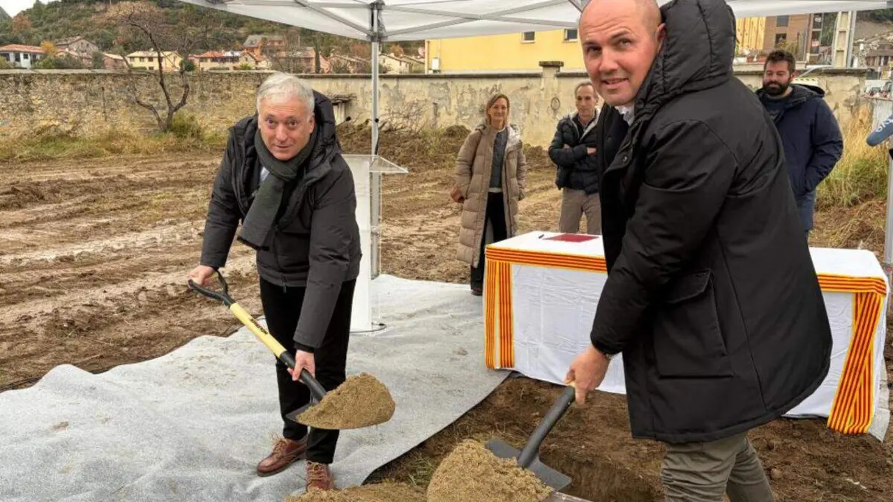 El consejero Octavio L&oacute;pez y el alcalde de Bolta&ntilde;a, Jos&eacute; Mar&iacute;a Gim&eacute;nez, han colocado la primera piedra de las 15 viviendas para trabajadores del turismo ./ DGA