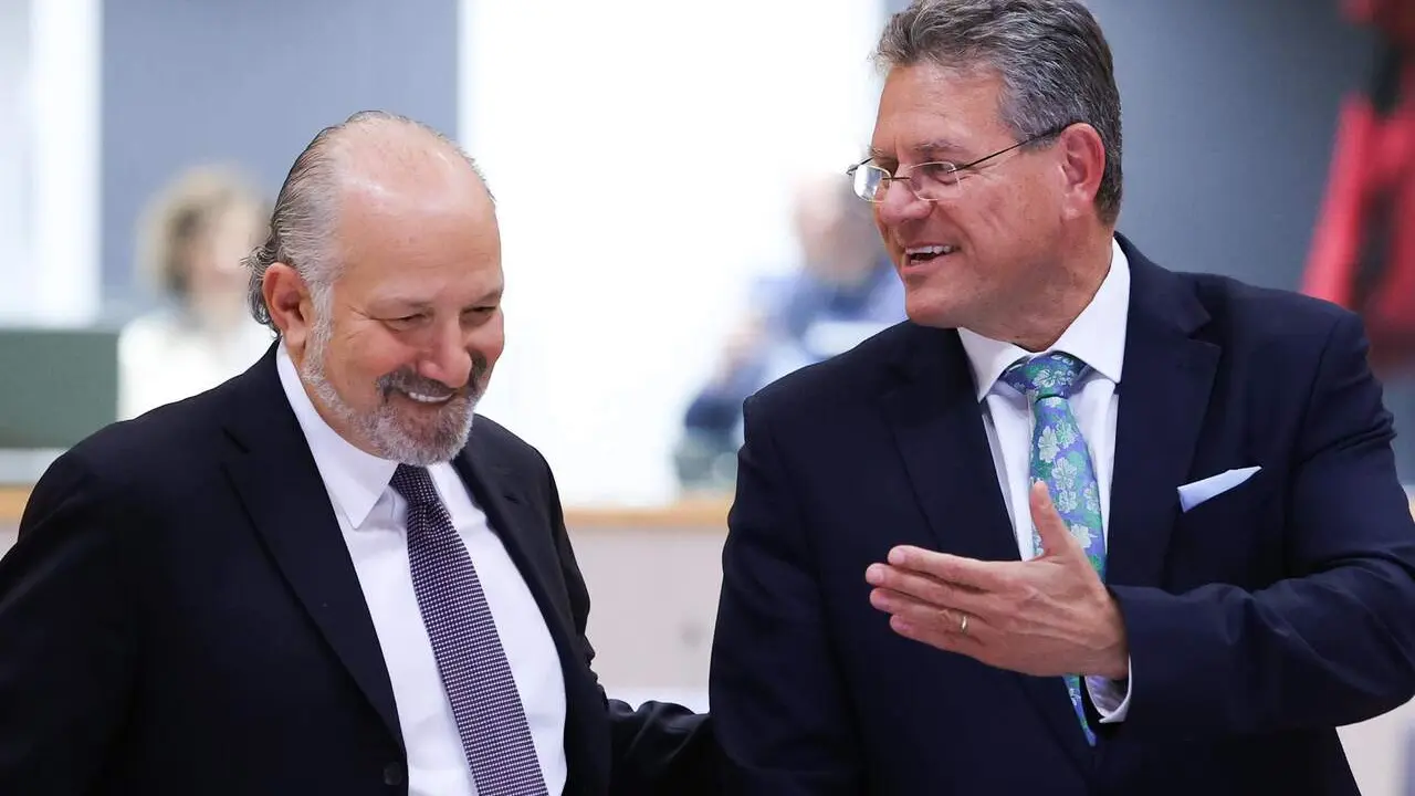 El secretario de Comercio de EEUU, Howard Lutnick (I), y el comisario de Comercio, Maros Sefcovic, conversan en los m&aacute;rgenes de una reuni&oacute;n de ministros de Comercio de la UE en Brsuelas. / EP