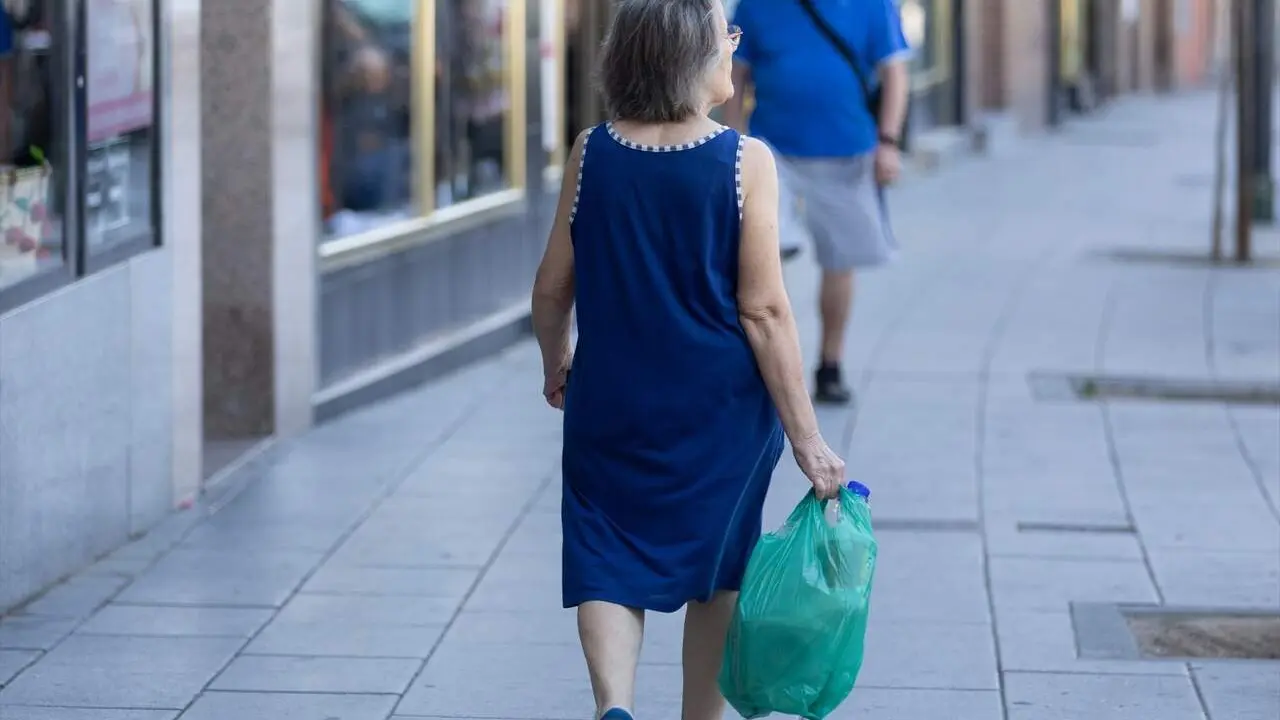 Una mujer pensionista paseando por una calle de Madrid. / EP