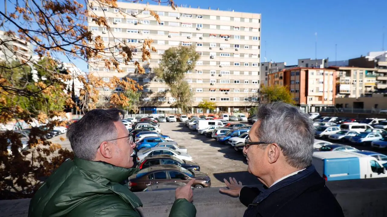 El consejero V&iacute;ctor, Serrano junto a Julio Calvo, portavoz del grupo municipal Vox./ AZ