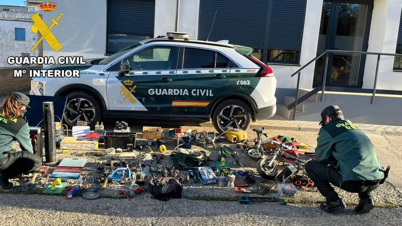 Parte del material hallado en la vivienda ha sido intervenido y trasladado al Acuartelamiento de la Guardia Civil de Bin&eacute;far donde se est&aacute;n llevando a cabo gestiones para determinar su procedencia. / GUARDIA CIVIL