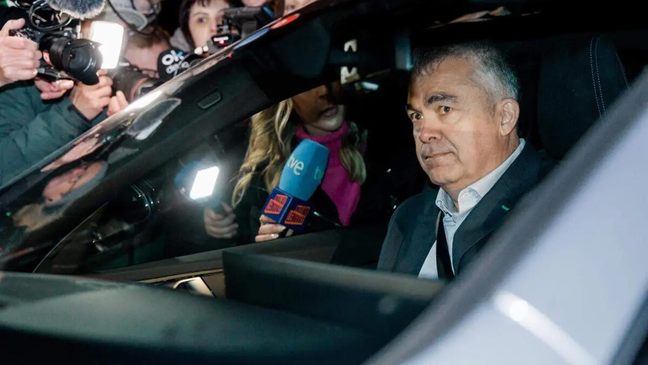 El exsecretario de organizaci&oacute;n del PSOE Santos Cerd&aacute;n a su salida de la prisi&oacute;n de Soto del Real, a 19 de noviembre de 2025, en Soto del Real, Madrid (Espa&ntilde;a).
- Carlos Luj&aacute;n - Europa Press