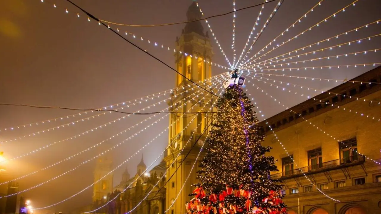 Luces de Navidad en Zaragoza ./ Idealista