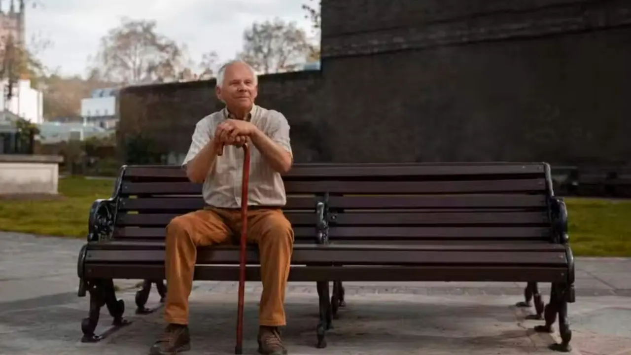 Un jubilado sentado en un banco ./  Pete Muller - The Officer