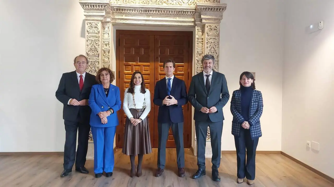 Miembros de la Mesa de las Cortes, tras la reuni&oacute;n celebrada en Borja (Zaragoza)./EP