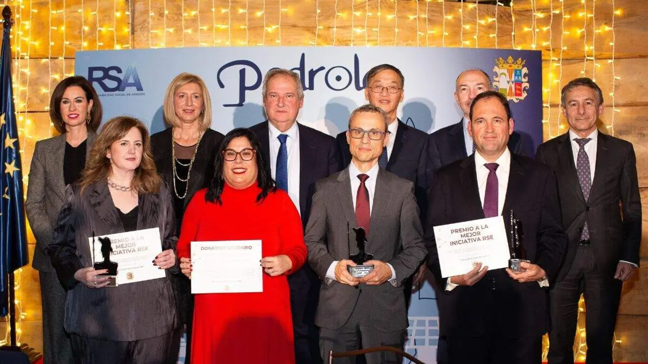 Autoridades y premiados en la gala de entrega de los IX Premios RSE del Ayuntamiento de Pedrola. / RAQUEL JIM&Eacute;NEZ