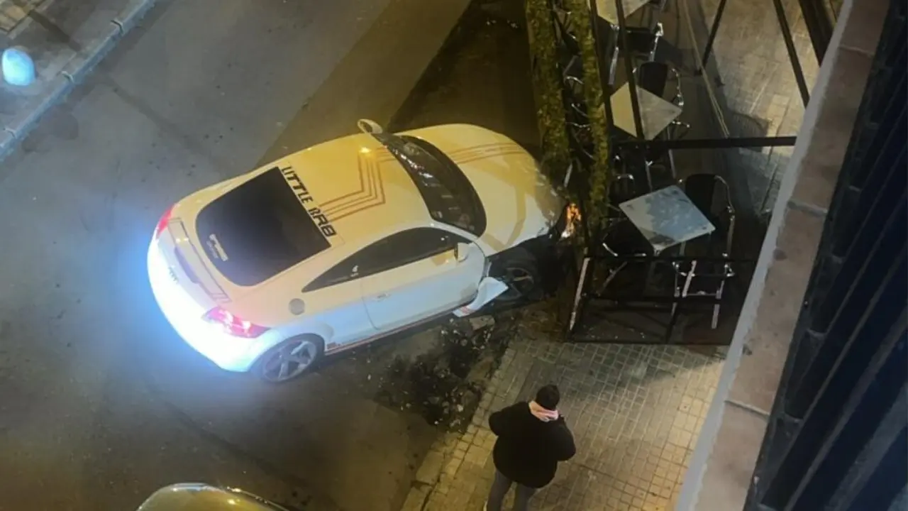 Un veh&iacute;culo se empotra contra una terraza en la Plaza de San Francisco