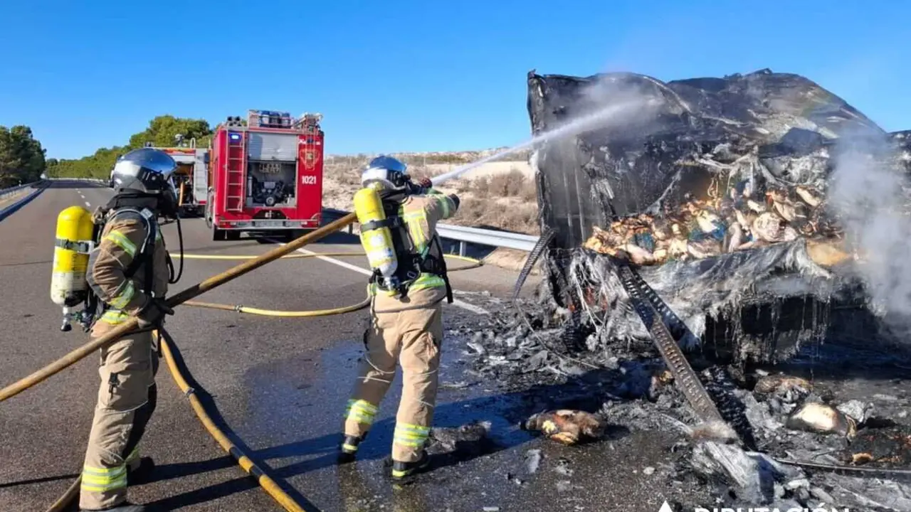 Un cami&oacute;n cargado de jamones se incendia en la AP-2 y obliga a cortar la v&iacute;a durante horas ./ DIPUTACI&Oacute;N DE ZARAGOZA