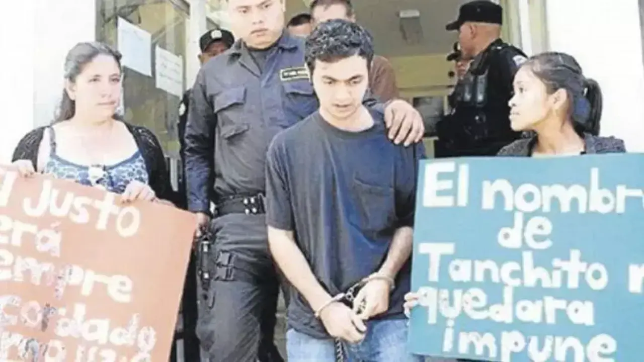 Imagen del condenado a&ntilde;os antes al ser detenido en su pa&iacute;s de origen por un crimen similar/Redes Sociales
