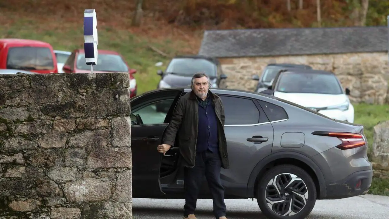 El due&ntilde;o de Sargadelos, Segismundo Garc&iacute;a, a su llegada a la f&aacute;brica, a 28 de noviembre de 2025, en Cervo, Lugo, Galicia (Espa&ntilde;a). El due&ntilde;o de Sargadelos, Segismundo Garc&iacute;a, ha vuelto a ordenar que pare la producci&oacute;n en la hist&oacute;rica planta de cer&aacute;mica ./ Carlos Castro - Europa Press