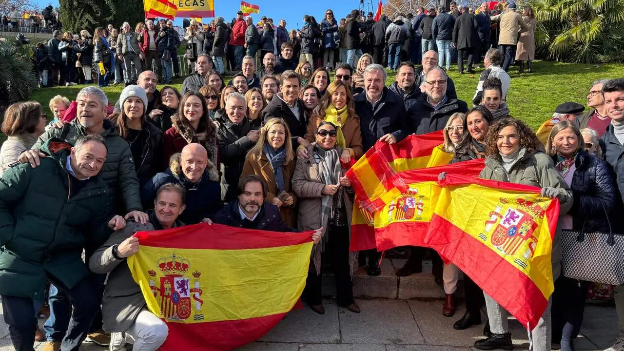 El PP se concentra en una manifestaci&oacute;n y pide elecciones contra los "corruptos" del Gobierno de S&aacute;nchez -/