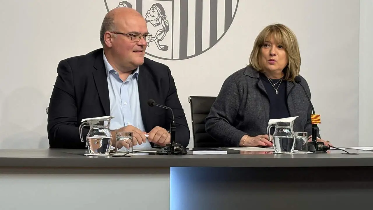 La consejera de Educaci&oacute;n, Cultura y Deporte del Gobierno de Arag&oacute;n, Tomasa Hern&aacute;ndez, y el director general de Personal, Formaci&oacute;n e Innovaci&oacute;n, Jos&eacute; Mar&iacute;a Cabello. / EP