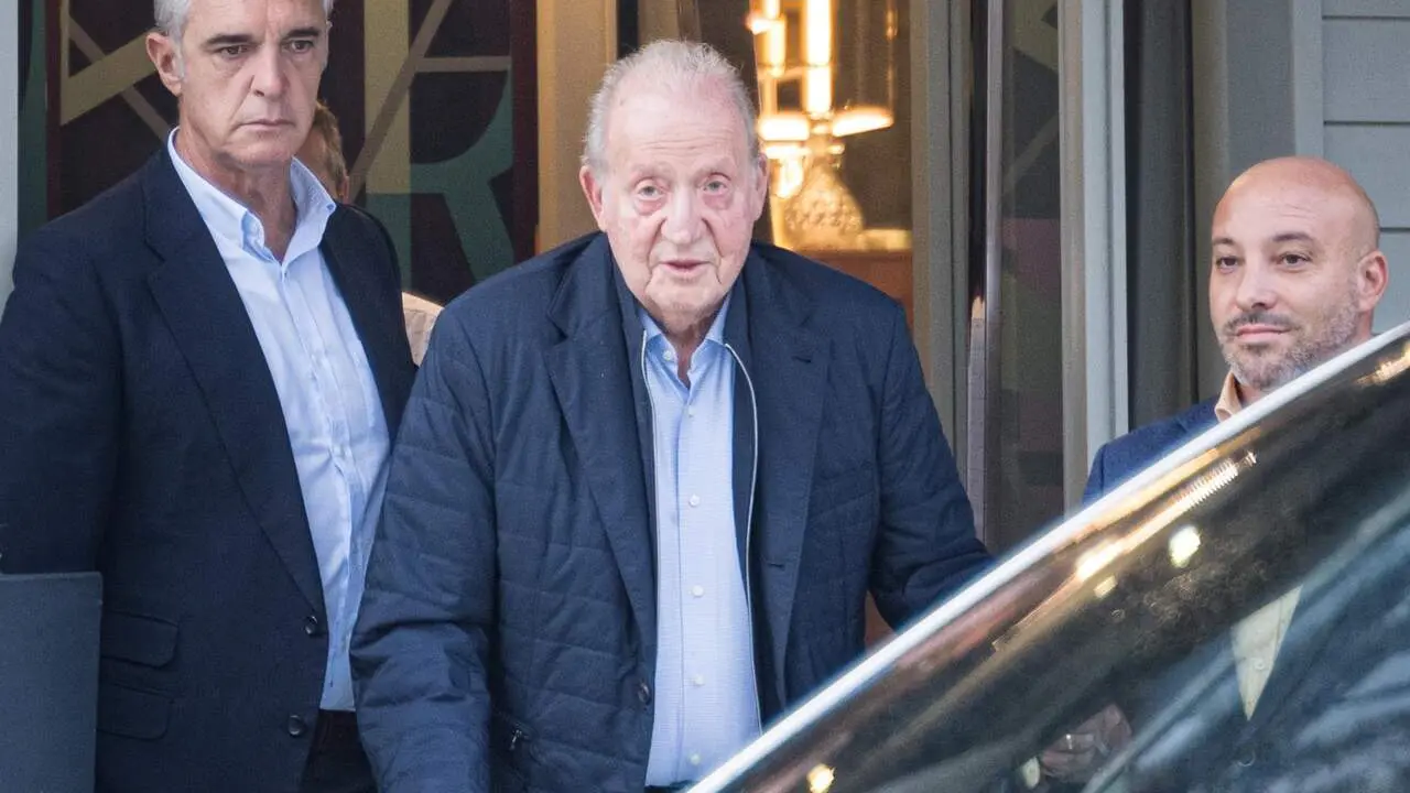 El Rey em&eacute;rito Juan Carlos I a su salida del restaurante D&rsquo;Berto, a 5 de noviembre de 2025, en O Grove, Pontevedra, Galicia (Espa&ntilde;a). / EP