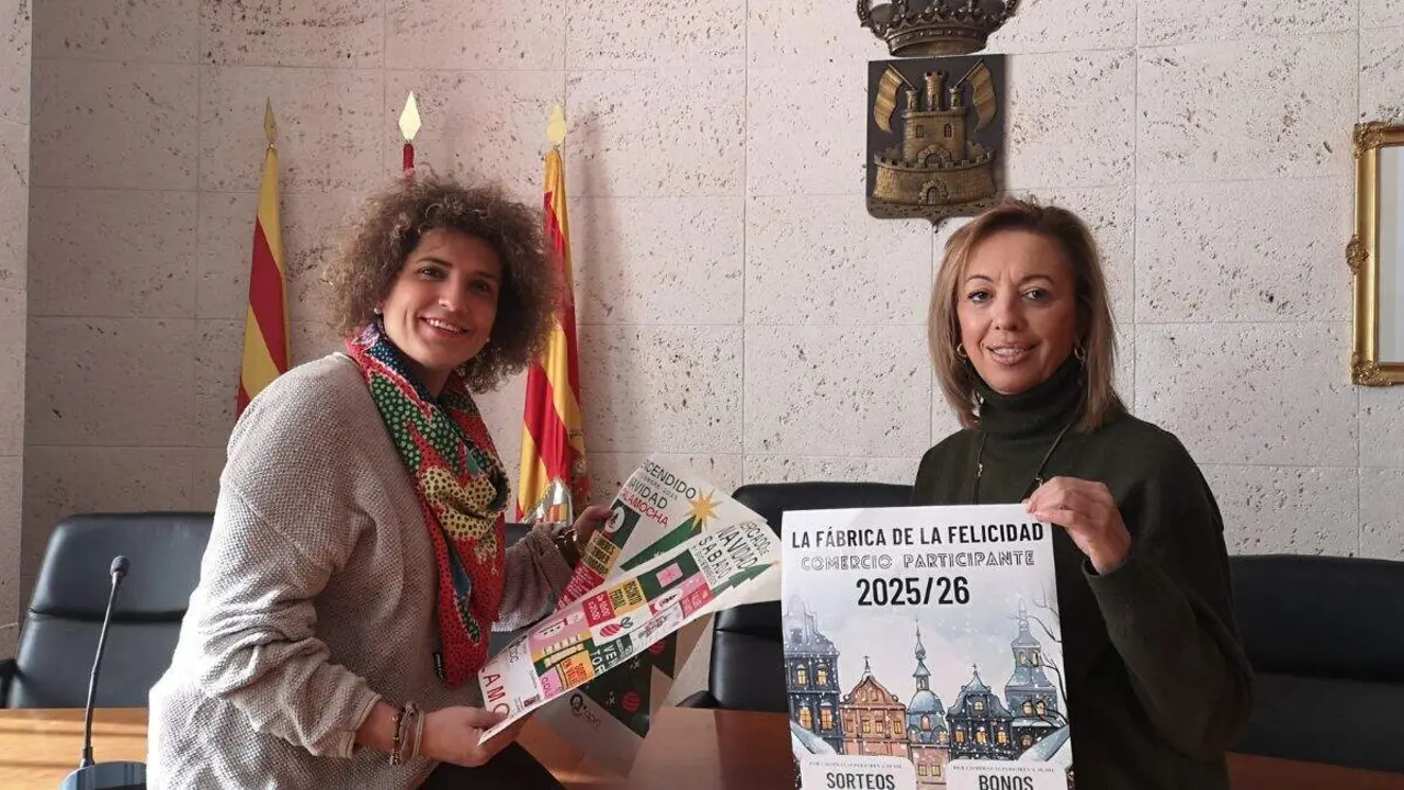 La teniente de alcalde de Calamocha, Sonia Palacio, y Patricia   en la presentaci&oacute;n de la Navidad 2025 en Calamocha. / AYTO. CALAMOCHA