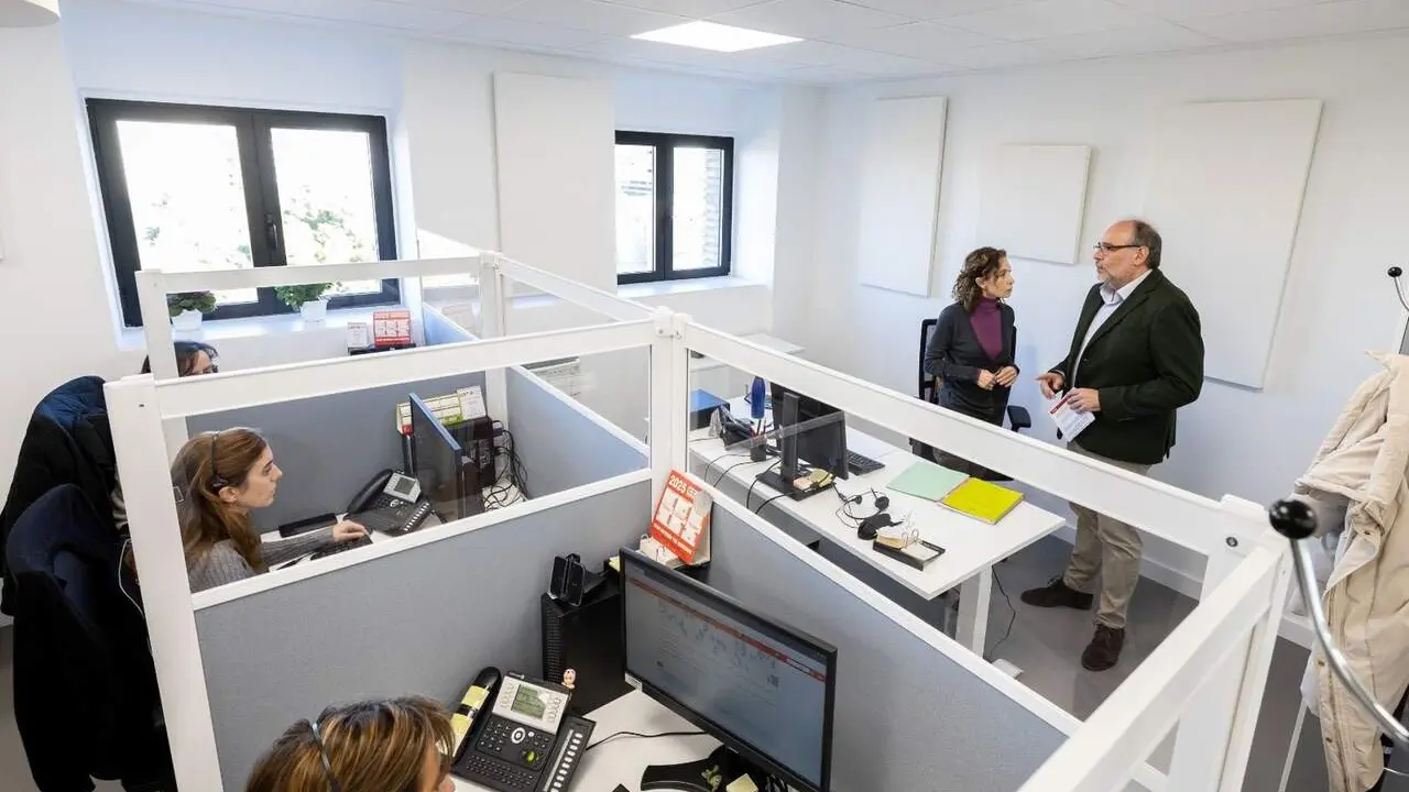 El consejero de Participaci&oacute;n Ciudadana, Alfonso Mendoza, visita las instalaciones del servicio telef&oacute;nico 010.. /AZ