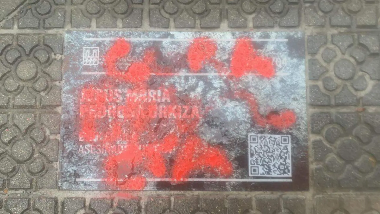 Placa en recuerdo de Jos&eacute; Mar&iacute;a Pedrosa, edil del PP de Durango (Bizkaia) asesinado por ETA, sobre la que han pintado 'Gora ETA' ./ PP
