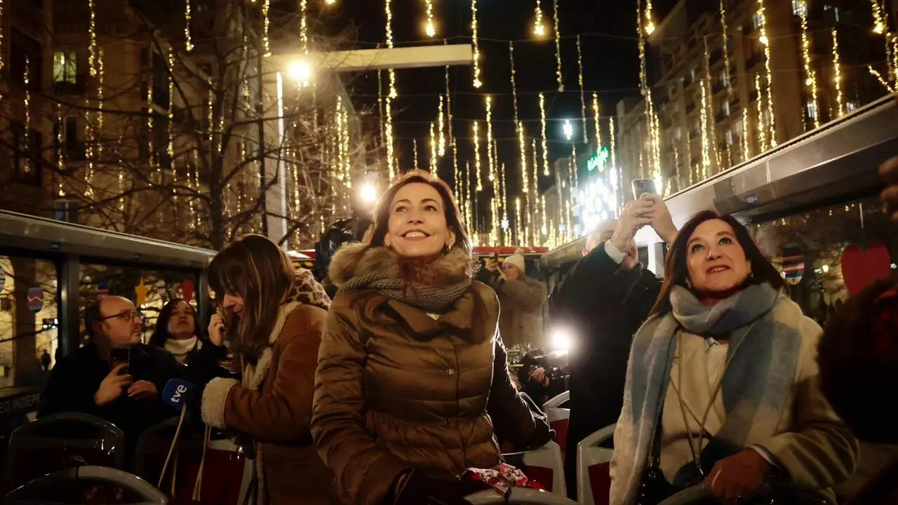 La alcaldesa de Zaragoza, Natalia Chueca, en el nuevo bus tur&iacute;stico navide&ntilde;o ./ Toni Gal&aacute;n - Ayto. de Zaragoza