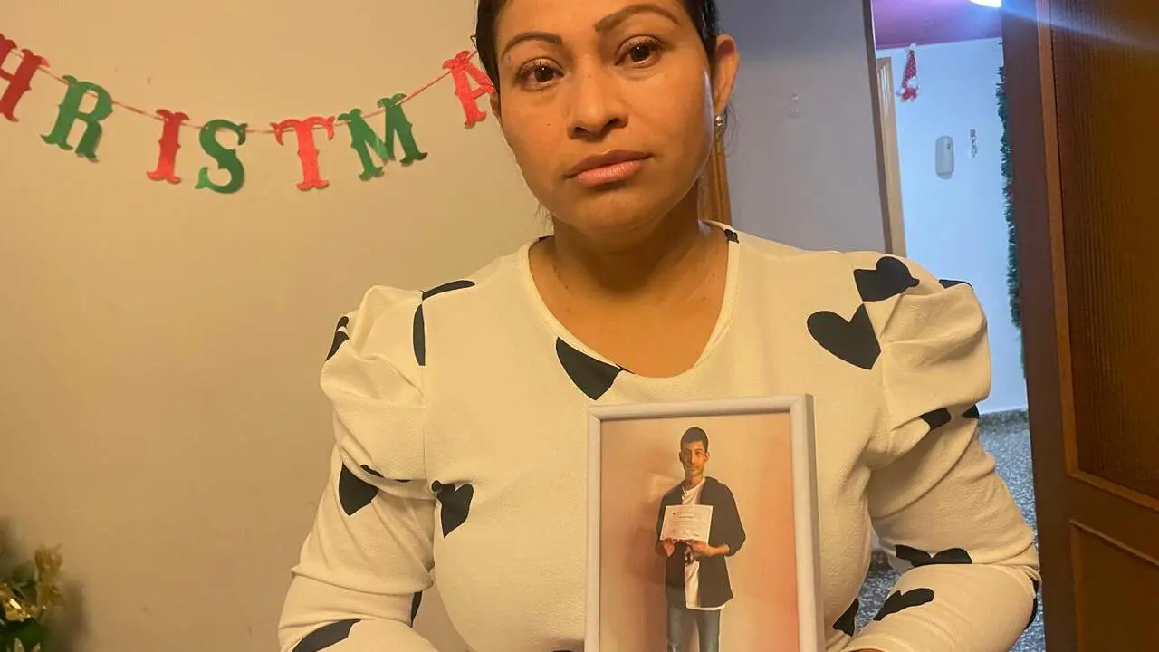 Xiomara Valdivia sujetando una fotograf&iacute;a de su hijo desaparecido/H.A.
