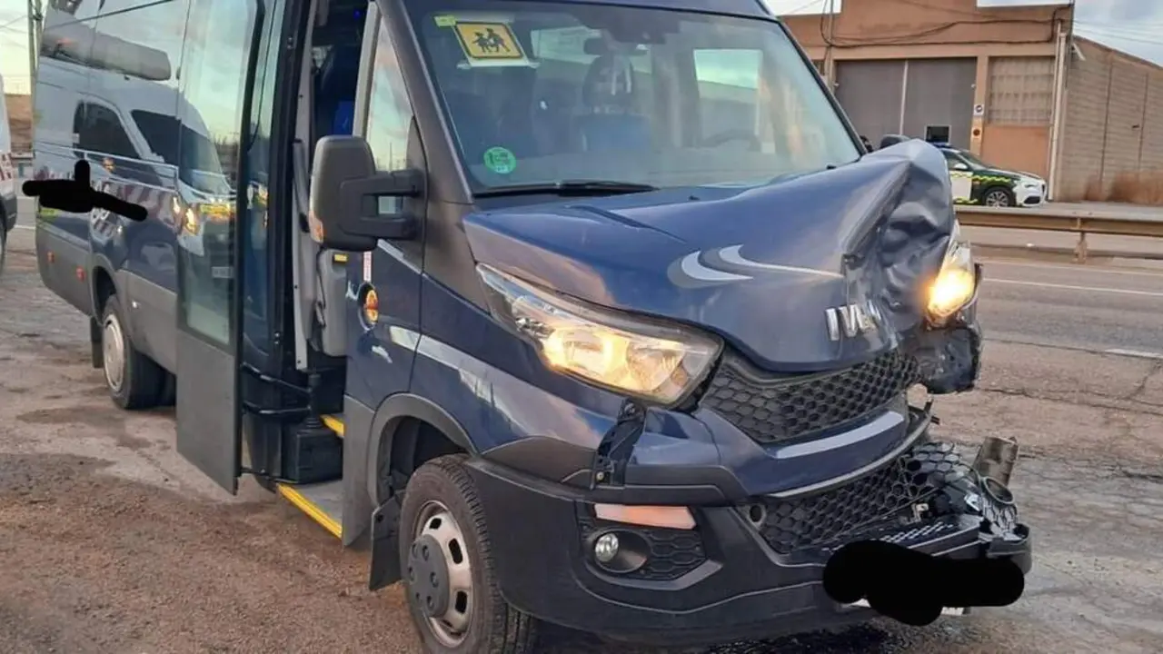 Estado del microb&uacute;s de transporte escolar tras colisionar por alcance contra un turismo en el t&eacute;rmino municipal de Monreal del Campo (Teruel). / GUARDIA CIVIL