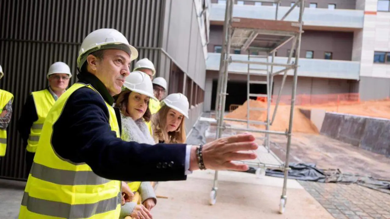 El consejero, con la alcaldesa de Teruel y la consejera de Universidades El consejero, con la alcaldesa de Teruel y la consejera de Universidades