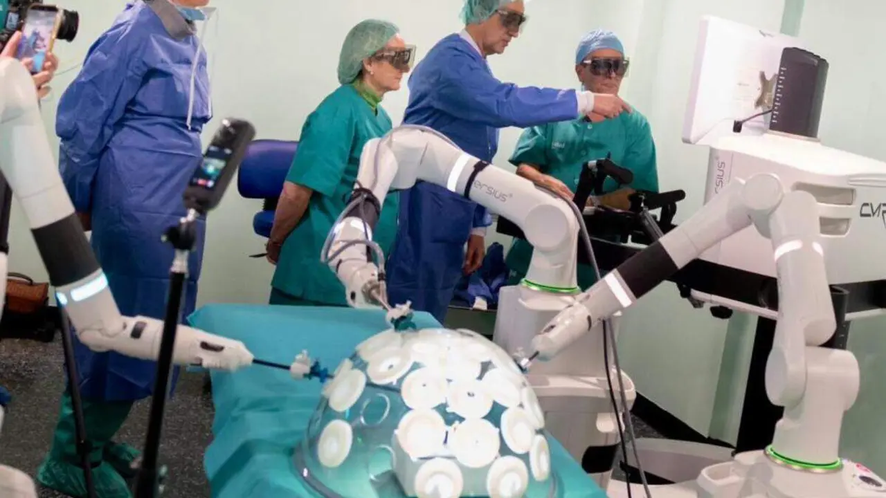 El consejero de Sanidad, Jos&eacute; Luis Bancalero Flores, y la gerente del SALUD, Ana Castillo, conocen el funcionamiento del robot Versius, reci&eacute;n instalado en el Hospital Obispo Polanco de Teruel ./ Fabi&aacute;n Sim&oacute;n