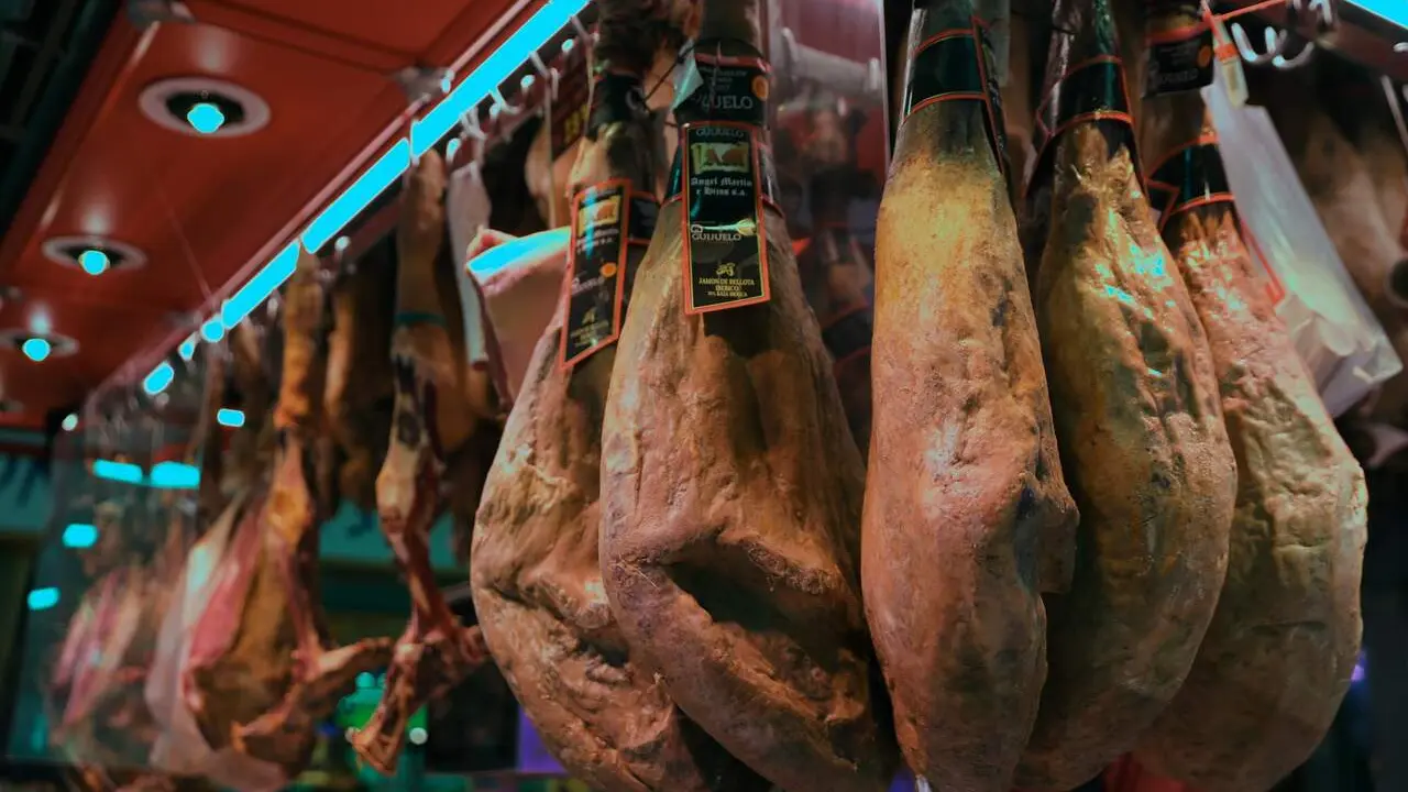 Jamones en un puesto en el Mercado de San Isidro, en Madrid, (Espa&ntilde;a). / EP
