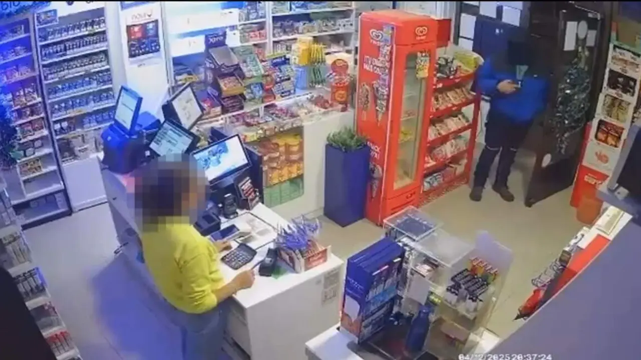 V&iacute;deo | Ense&ntilde;a la pistola para atracar un estanco en Monta&ntilde;ana: as&iacute; ha sido