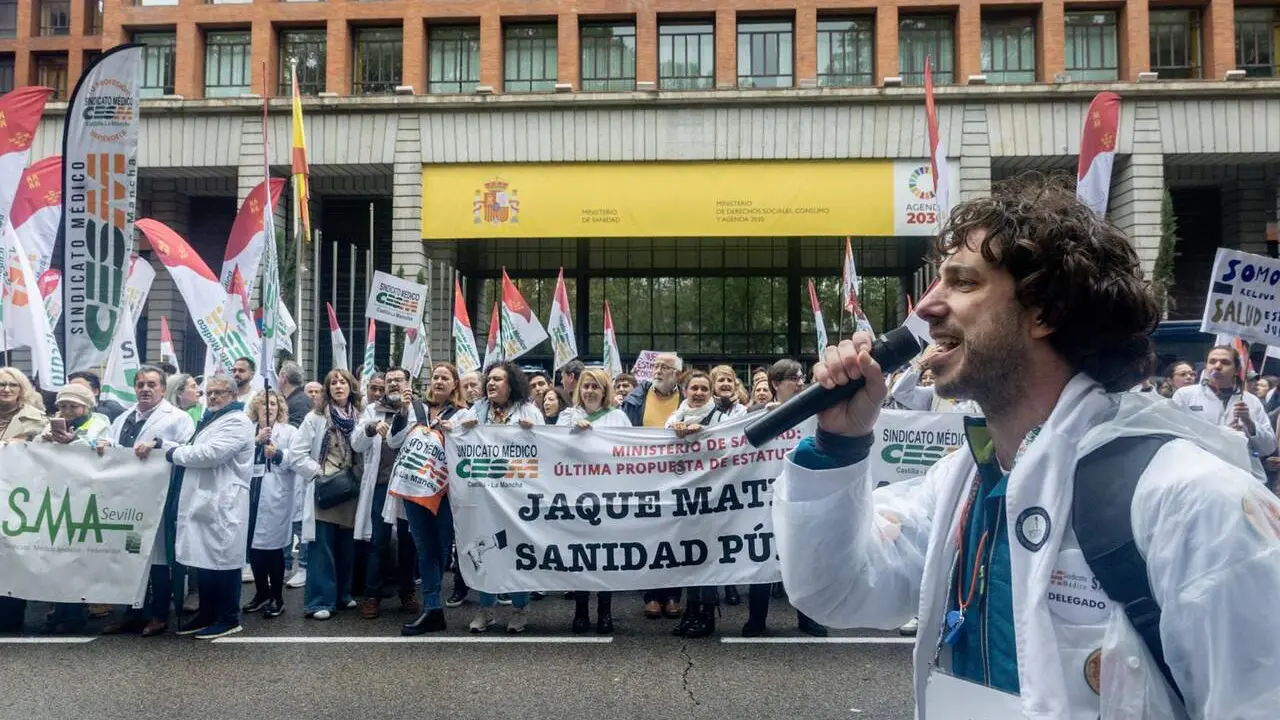 Imagen de archivo de la manifestaci&oacute;n &lsquo;Todos unidos por un objetivo com&uacute;n: el estatuto propio&rsquo;, en el Ministerio de Sanidad, a 15 de noviembre de 2025, en Madrid. / EP