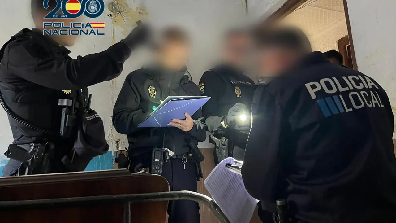La Polic&iacute;a Nacional detiene a ocho personas por favorecer la inmigraci&oacute;n irregular. / PN