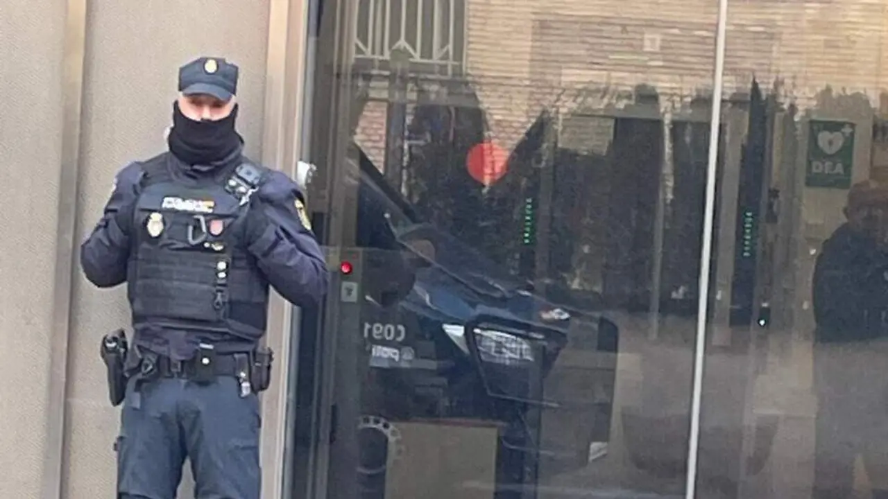Imagen de un Polic&iacute;a Nacional en la puerta de la Audiencia Provincial de Zaragoza / E.L
