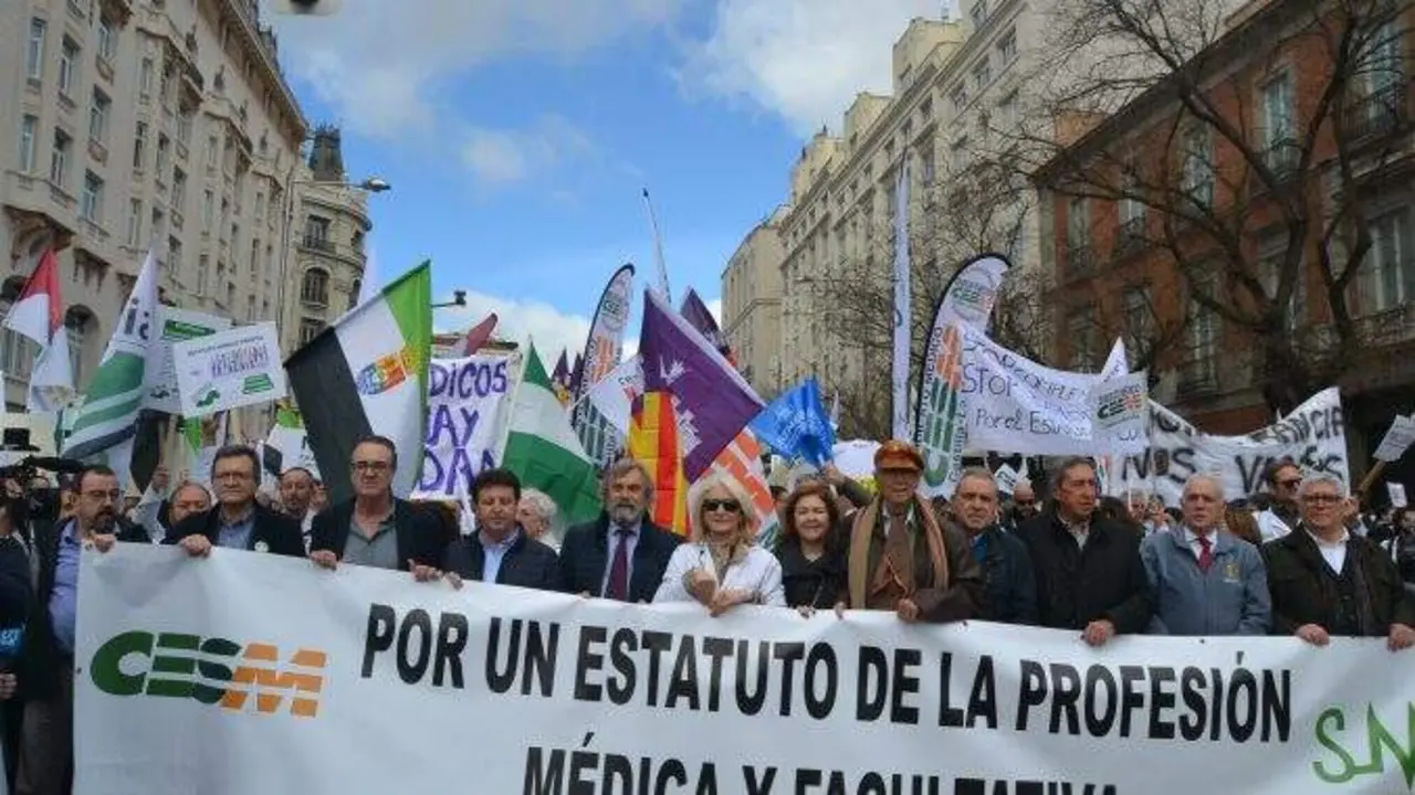Sanitarios en movilizaciones contra el borrador de Estatuto Marco. / Sindicato de M&eacute;dicos de ARAG&Oacute;N
