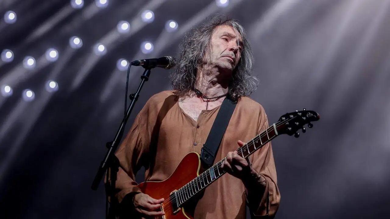 El cantante Roberto Iniesta, 'Robe', durante un concierto en el Auditorio Miguel R&iacute;os, a 25 de mayo de 2024, en Rivas-Vaciamadrid, Madrid (Espa&ntilde;a). / Ricardo Rubio - Europa Press