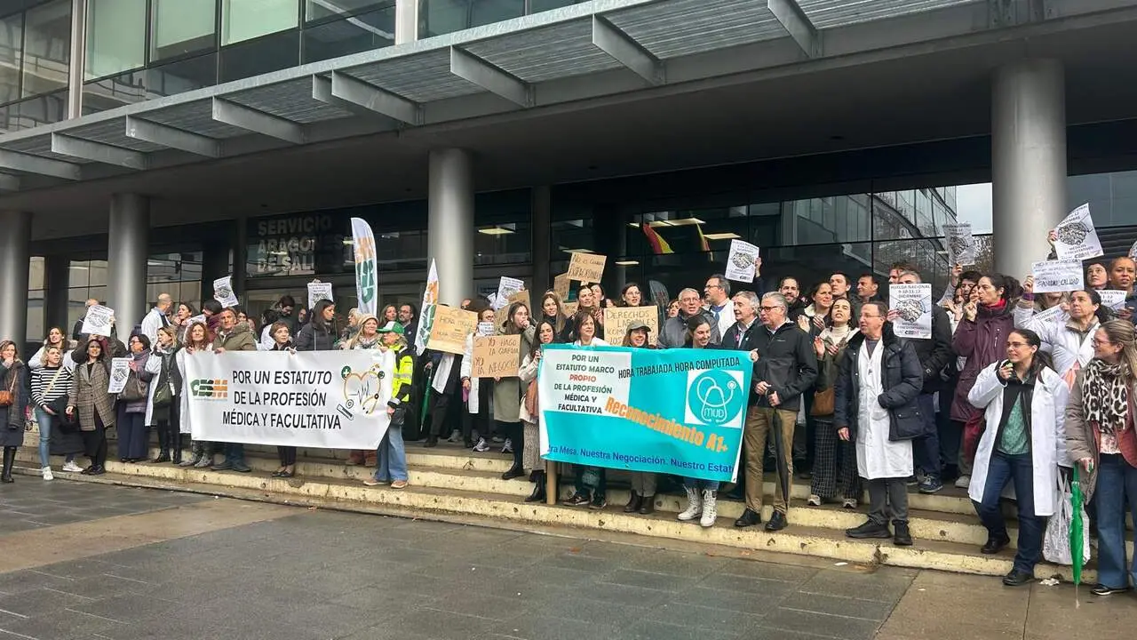 Concentraci&oacute;n de m&eacute;dicos ante la sede del Departamento de Sanidad. / HOY ARAG&Oacute;N