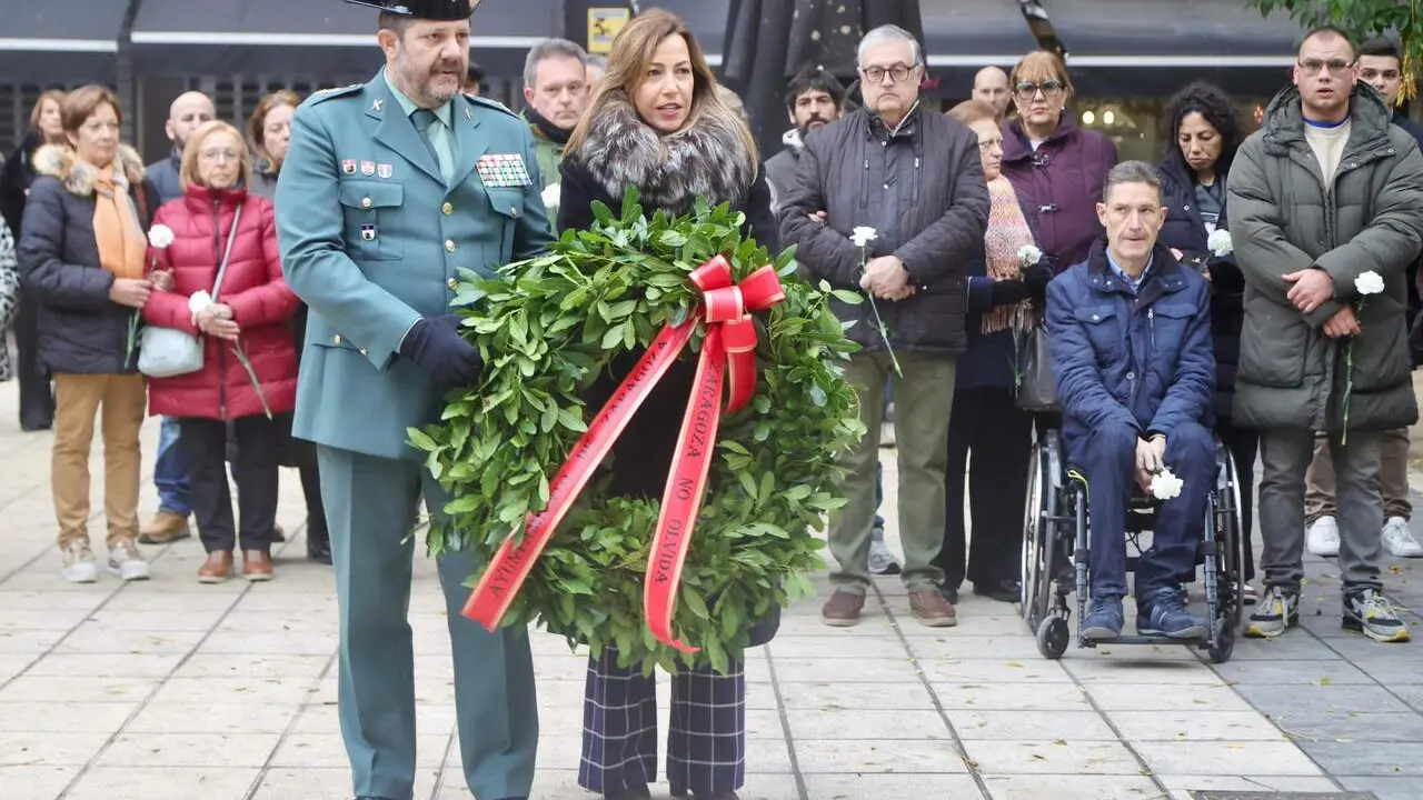 Acto de homenaje a las v&iacute;ctimas del atentado contra la Casa Cuartel. /AZ