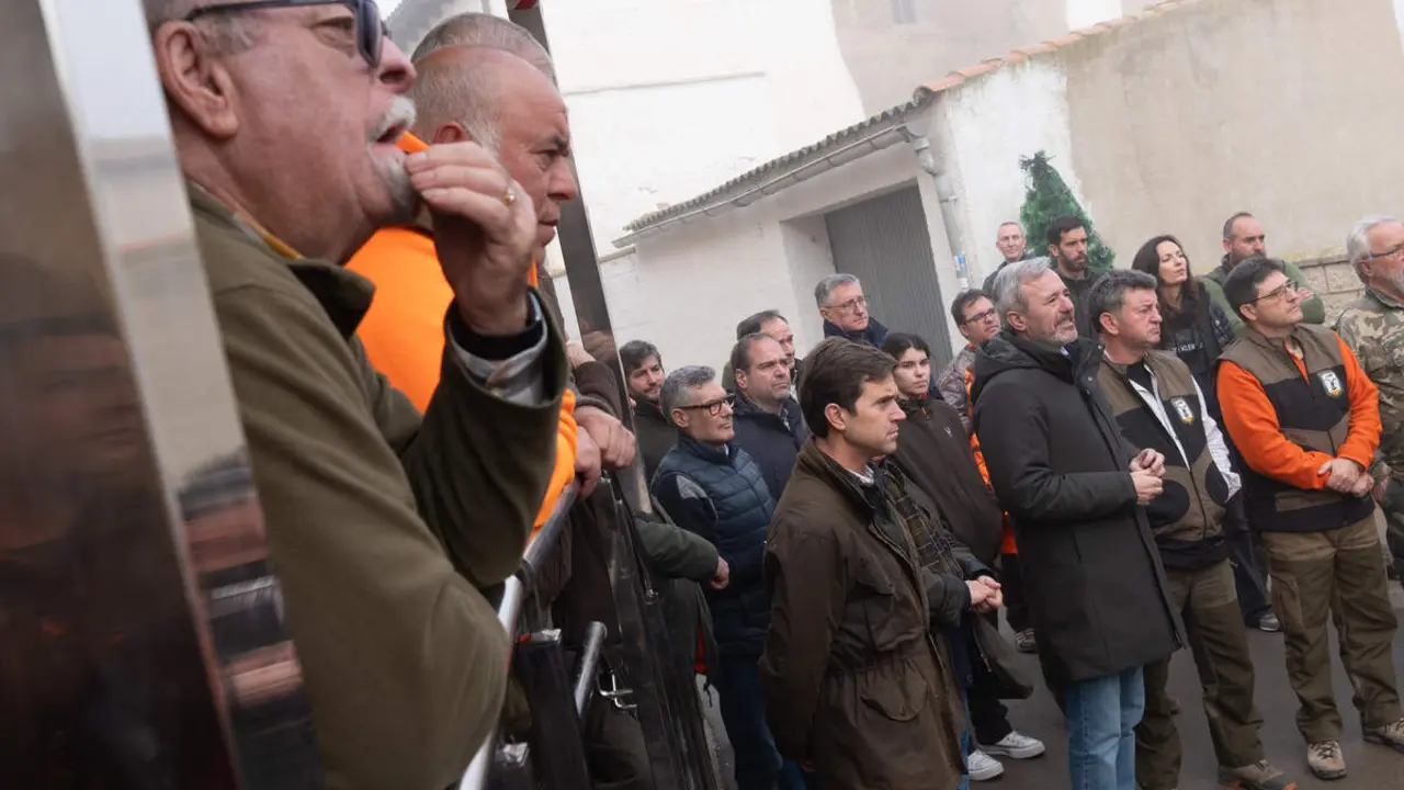 Jorge Azc&oacute;n durante su visita al coto de caza de Villarreal de Huerva ./ Fabi&aacute;n Sim&oacute;n - G.A