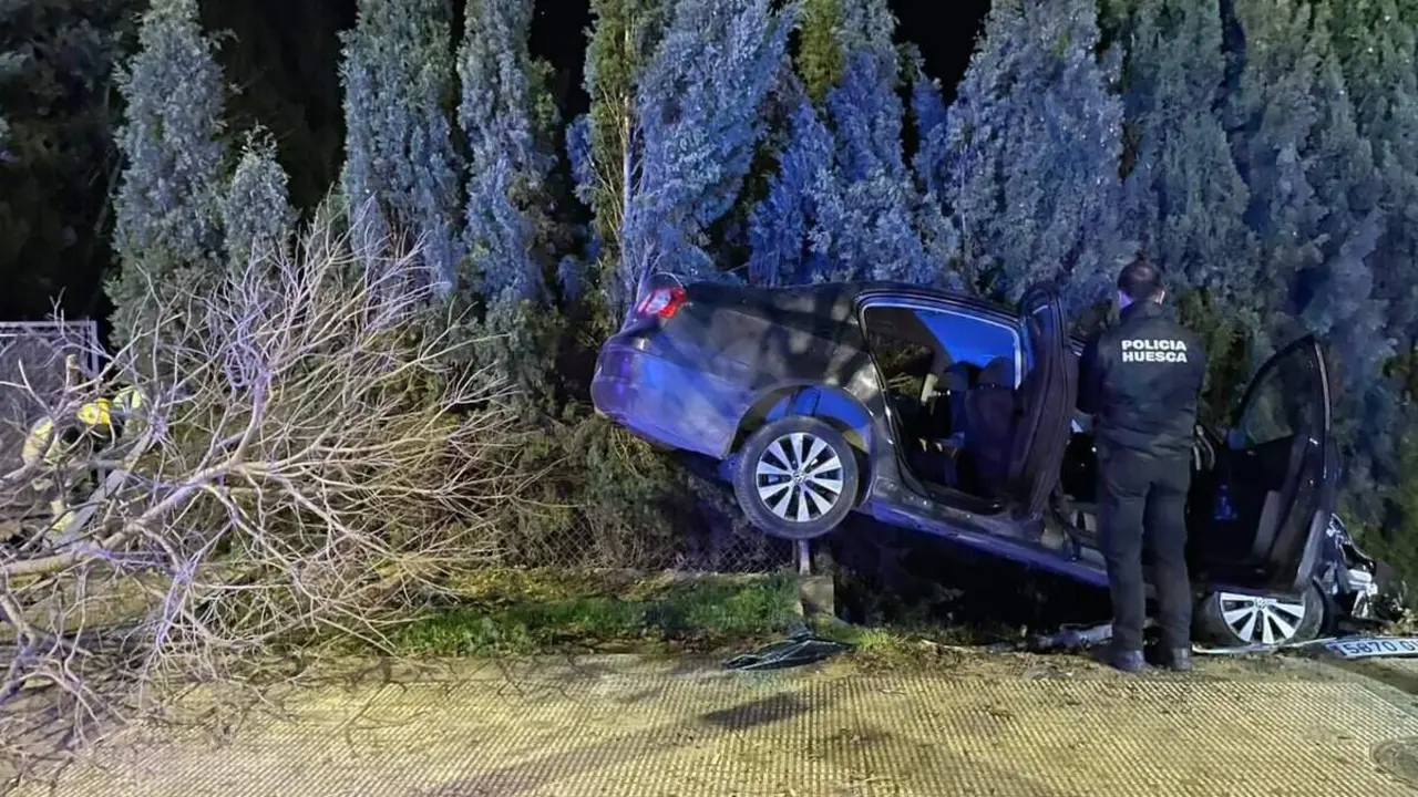 Veh&iacute;culo accidentado este s&aacute;bado en la avenida los danzantes de Huesca con Balsas de Chir&iacute;n ./ BOMBEROS DE HUESCA
