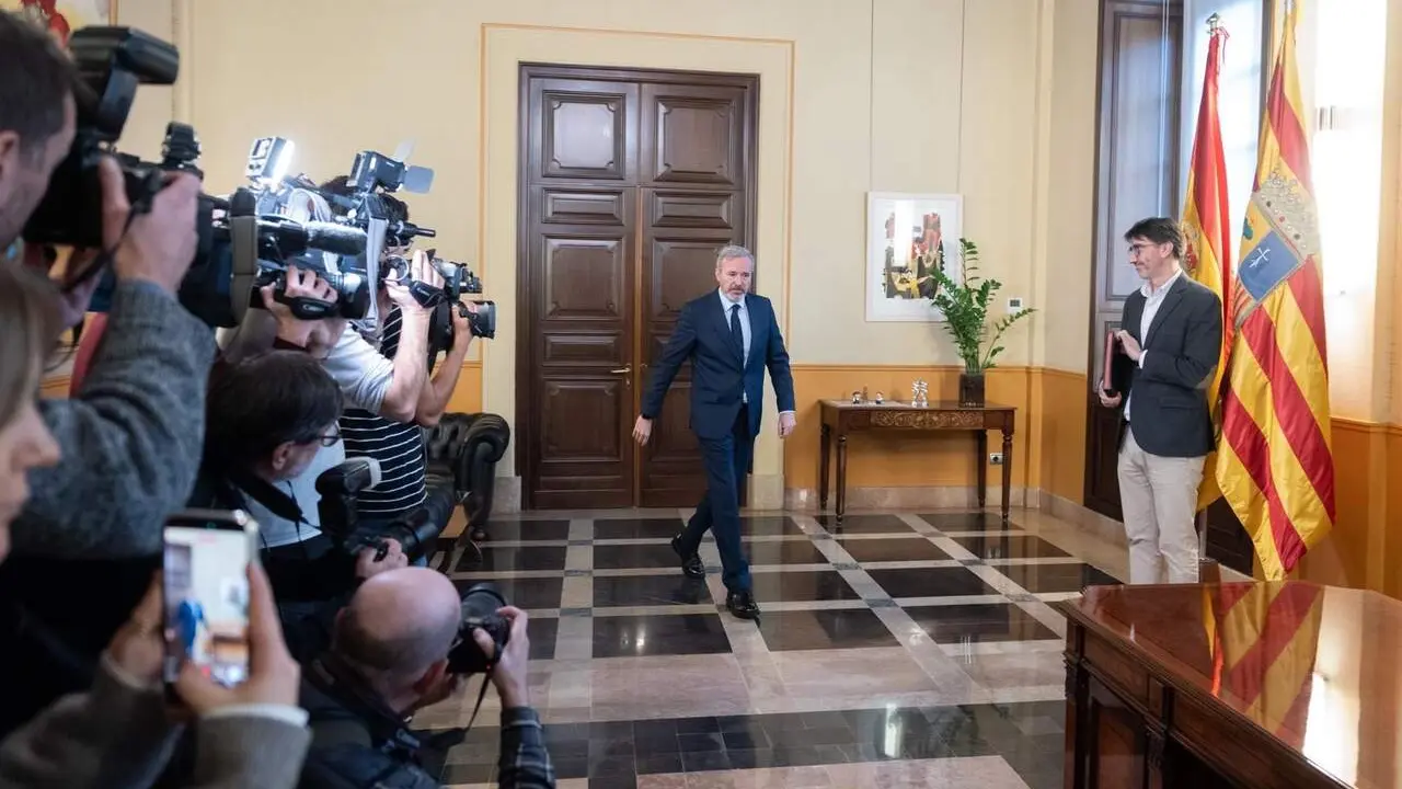 El presidente de Arag&oacute;n, Jorge Azc&oacute;n, ha firmado este lunes el decreto de disoluci&oacute;n de las Cortes de Arag&oacute;n. / FABI&Aacute;N SIM&Oacute;N