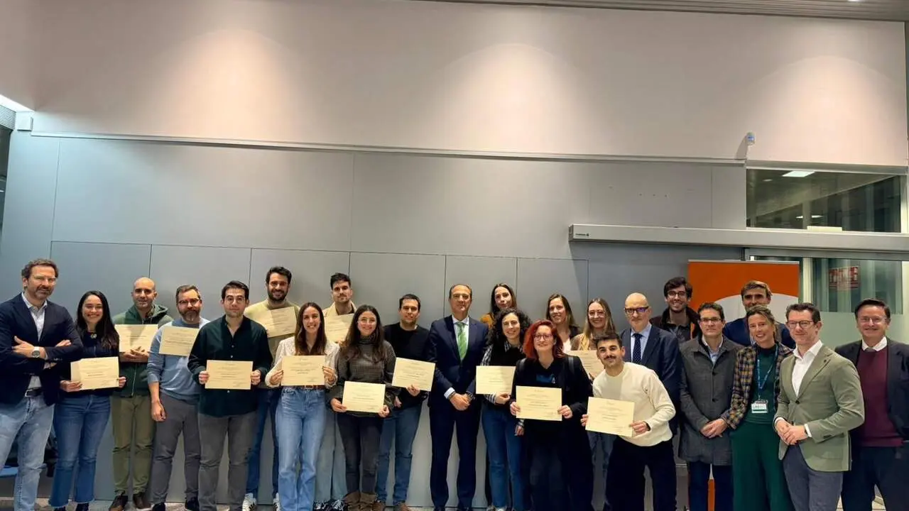 El consejero de Sanidad, Jos&eacute; Luis Bancalero Flores, con los becados del IIS Arag&oacute;n. / GOBIERNO DE ARAG&Oacute;N