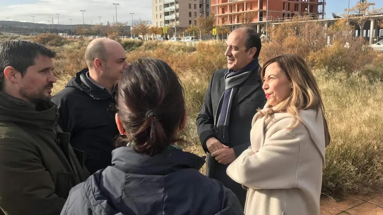 La alcaldesa de Zaragoza, Natalia Chueca; y el consejero de Sanidad del Gobierno de Arag&oacute;n, Jos&eacute; Luis Bancalero, en el solar donde se edificar&aacute; el futuro centro de salud de Arcosur. / EP