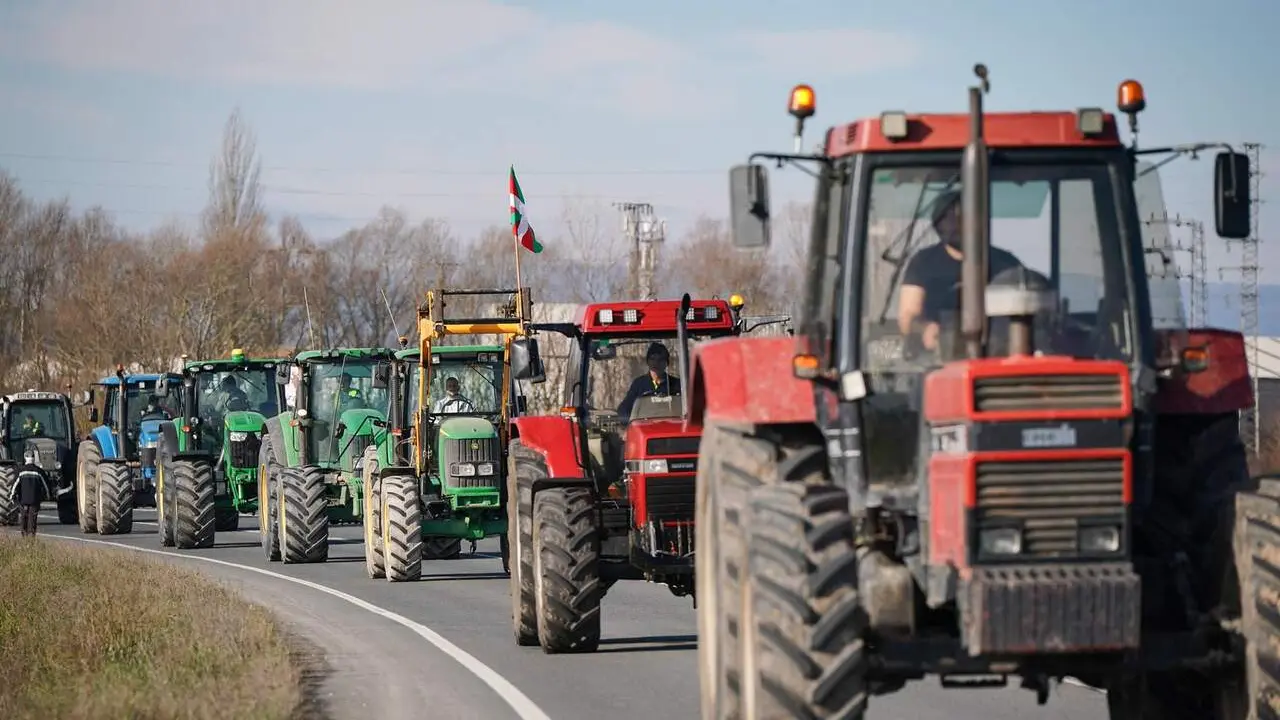 Ganaderos y agricultores realizan una protesta con tractores por la situaci&oacute;n del sector, a 10 de febrero de 2025, en Vitoria, Pa&iacute;s Vasco (Espa&ntilde;a). / EP