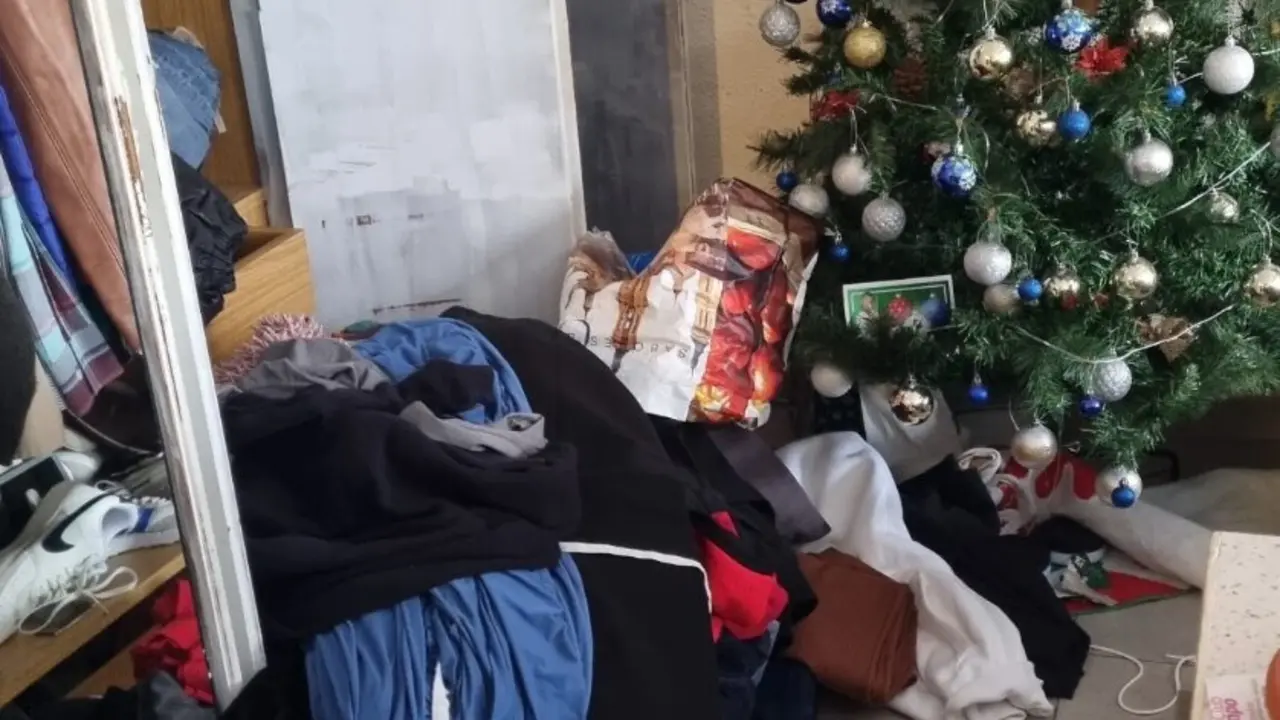 Imagen de la vivienda donde se perpetr&oacute; el robo, con el &aacute;rbol de Navidad junto a ropa y cajas revueltas / Cedida