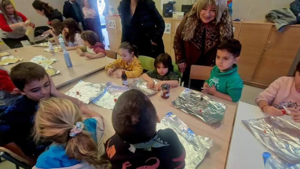 La consejera Tomasa Hern&aacute;ndez, durante una visita a uno de los centros que abri&oacute; sus puertas en Navidad el curso pasado. / GOBIERNO DE ARAG&Oacute;N