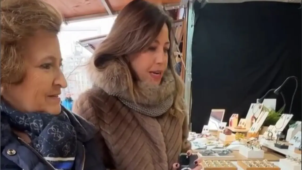 La alcaldesa, Natalia Chueca junto a su madre en el Mercado de Artesanos de Plaza Arag&oacute;n./ Instagram