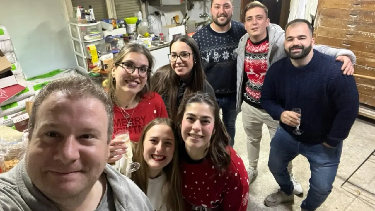 Luis &Aacute;ngel, el primero por la izquierda, junto a los vecinos de Almonacid de la Sierra que le ayudaron a preparar asados en Nochebuena / Cedida