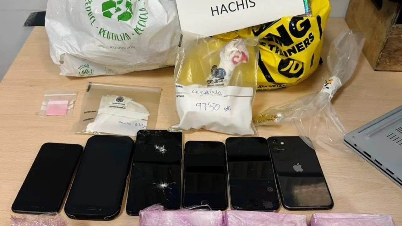 Se intervinieron m&aacute;s de 97 gramos de coca&iacute;na, cerca de 3 kilos de
hach&iacute;s, armas blancas y gran cantidad de efectos de posible
procedencia il&iacute;cita. / PN
