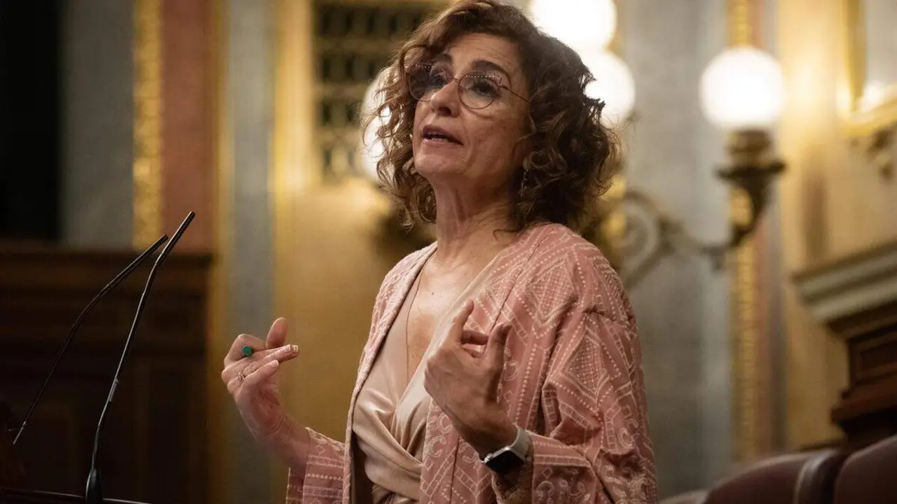 La vicepresidenta primera y ministra de Hacienda, Mar&iacute;a Jes&uacute;s Montero, interviene durante una sesi&oacute;n plenaria en el Congreso, a 11 de diciembre de 2025, en Madrid (Espa&ntilde;a) ./ Fernando S&aacute;nchez - Europa Press