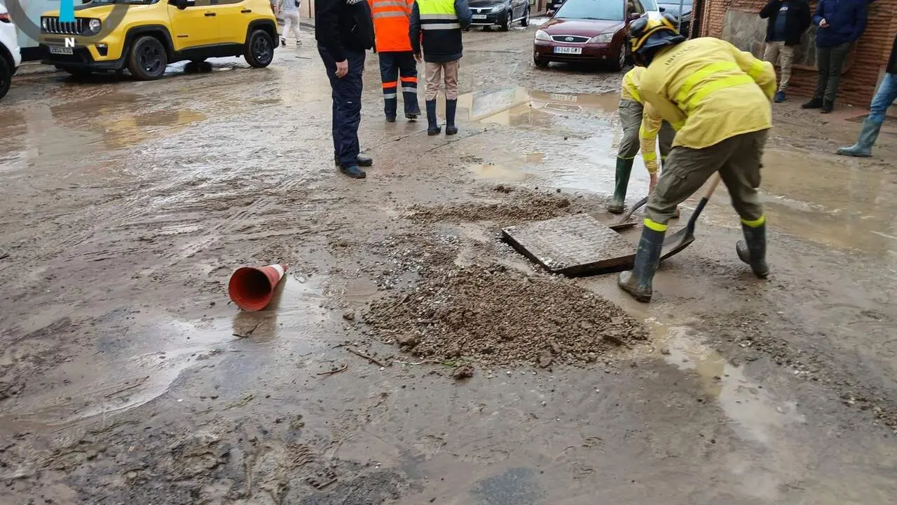 Efectivos de Infoca realizan labores de acondicionamiento de zonas afectadas en C&aacute;rtama tras lluvias. / INFOCA