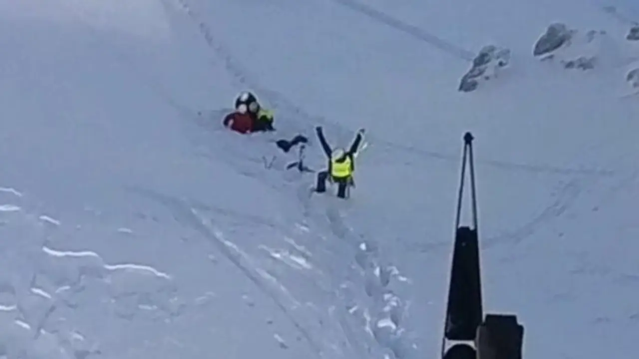 Maniobra de aproximaci&oacute;n del helic&oacute;ptero de la Unidad A&eacute;rea de Huesca para rescatar a una esquiadora de 24 a&ntilde;os vecina de Tolosa que sufri&oacute; una rotura de tibia en un accidente ocurrido este s&aacute;bado 27 de diciembre en el Collado de A&iacute;sa (Huesca). / GUARDIA CIVIL